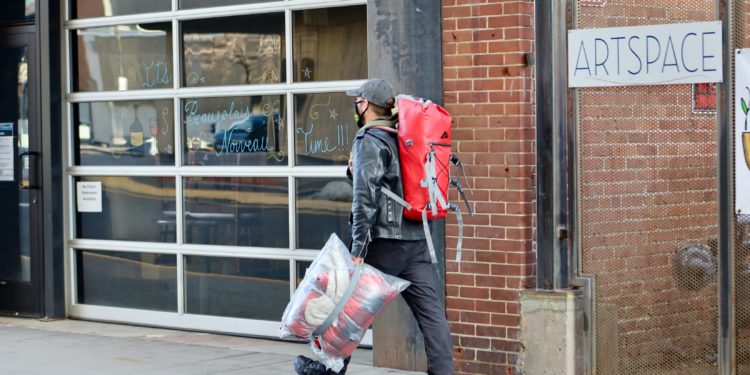 코로나19 상황에서 당신이 떨어진 지갑을 줍는다면?